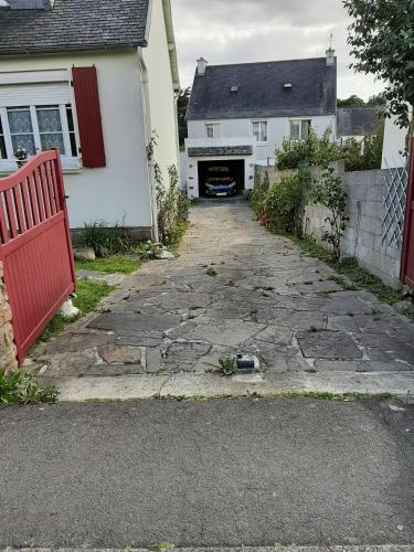 una entrada de entrada frente a una casa con garaje en Studio Madeleine "endroit calme" en Morlaix