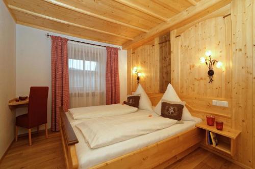 1 dormitorio con 1 cama en una habitación de madera en Wenzlhof en Zwiesel