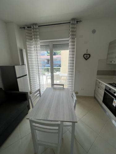 Una cocina o zona de cocina en Nautilus Appartamenti a mare