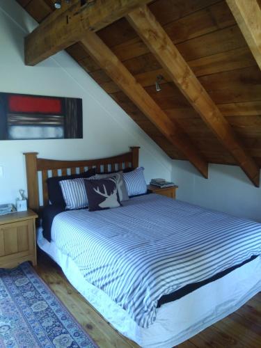 A bed or beds in a room at Kawarau guesthouse