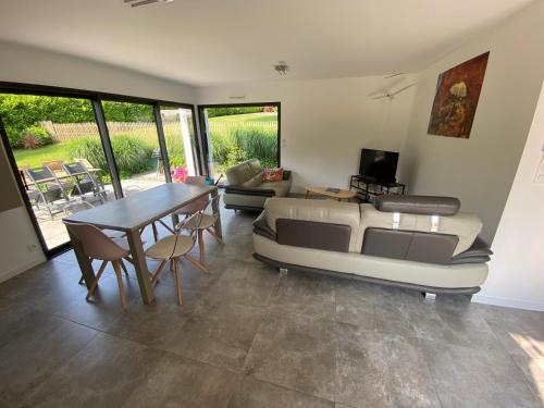 a living room with a couch and a table at 2 Maisons de vacances Sittelles Lodge in Concarneau