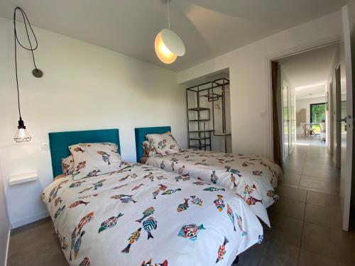 a bedroom with two beds in a room at 2 Maisons de vacances Sittelles Lodge in Concarneau