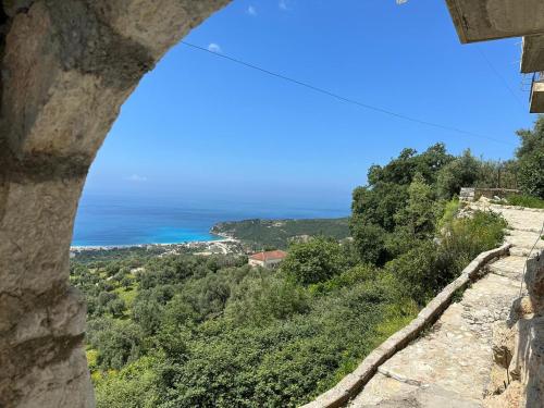 - une vue sur l'océan depuis une forteresse dans l'établissement Amphora Guesthouse & Apartments, à Himarë
