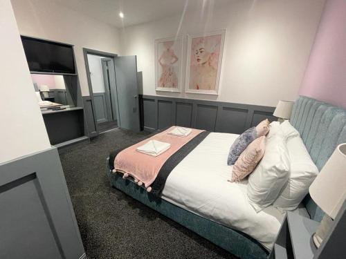 - une chambre avec un lit et une télévision dans l'établissement Olivia Rose Suite by Sasco Apartments, à Blackpool