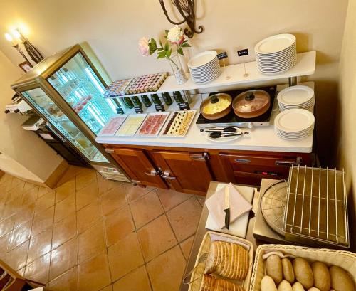 un mostrador con platos y platos encima en Casas Rurales Tugasa Castillo de Castellar, en Castellar de la Frontera