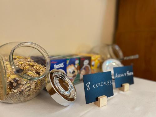Una mesa con un frasco de granola al lado de un frasco de comida. en Casas Rurales Tugasa Castillo de Castellar, en Castellar de la Frontera
