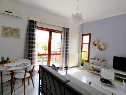 una sala de estar con un sofá y una mesa en Mel Studio 1 (kalamaki), en Kalamaki