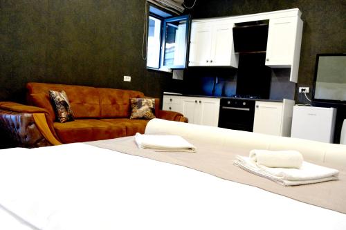 un soggiorno con divano e tavolo con asciugamani di Arizet Boutique Mamaia a Mamaia