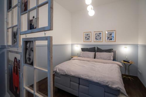 1 dormitorio con 1 cama y cuadros en la pared en Designer Loft-Ferienwohnung im Zentrum mit Waschmaschine und Privatterrasse, en Leipzig
