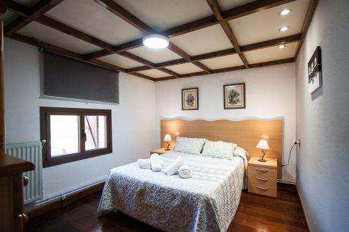 Postel nebo postele na pokoji v ubytování Santa Barbora, casa a 3 km de la playa