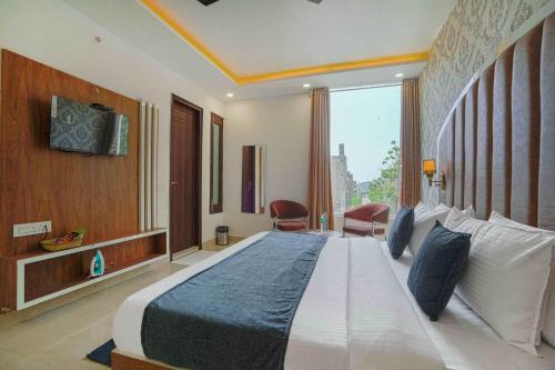 een slaapkamer met een groot bed in een hotelkamer bij Hotel Paras in Zirakpur