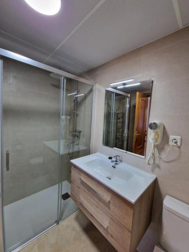 W łazience znajduje się umywalka i prysznic. w obiekcie G&G Premium Los Alamos w mieście Torremolinos