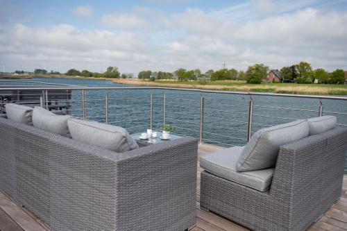 Udsigt til en flod der løber i nærheden af båden