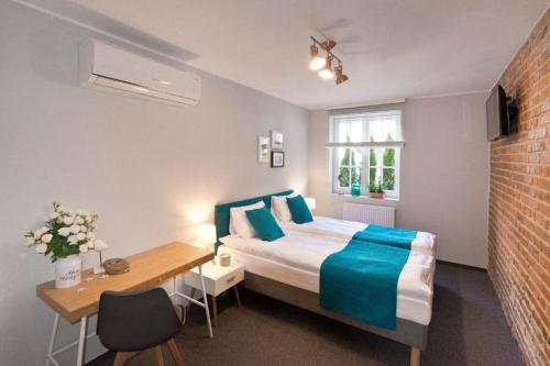 um quarto de hotel com uma cama, uma mesa e uma secretária em Sopot Parkowa em Sopot