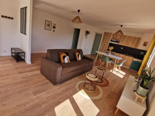 un salon avec un canapé et une table dans l'établissement Appartement 2 ou 4 personnes. Venaco, à Venaco