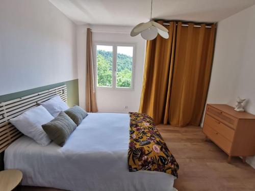 une chambre avec un grand lit et une fenêtre dans l'établissement Appartement 2 ou 4 personnes. Venaco, à Venaco