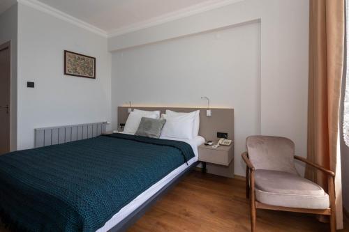 a bedroom with a bed and a chair at Sinop Antik Otel in Sinop