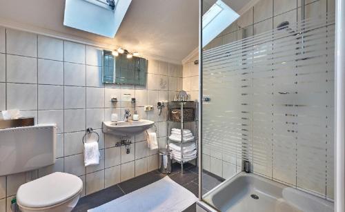 a bathroom with a toilet and a sink and a tub at Ferienwohnung Fritz in Bodenmais