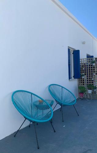 twee blauwe banken bovenop een balkon bij Stefanoula's house in Kimolos