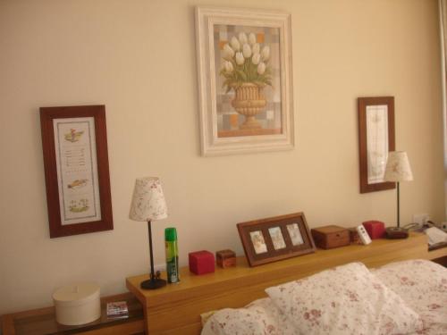 ein Schlafzimmer mit einem Bett und einem Tisch mit Lampen in der Unterkunft Islantilla Centro Primera Linea in Islantilla