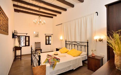En eller flere senge i et værelse på Villa Leon - Private courtyard serenity