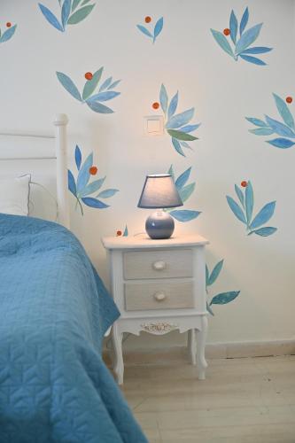 um quarto com uma cama e um candeeiro numa mesa de cabeceira em Villa Regina em Gaios
