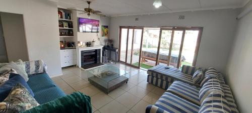 ein Wohnzimmer mit 2 blauen Sofas und einem Kamin in der Unterkunft Luxury stays in Empangeni