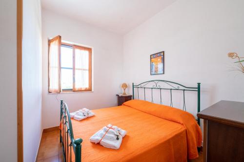 ein Schlafzimmer mit einem Bett mit zwei Handtüchern darauf in der Unterkunft Casa Chanty by Rentbeat in Ostuni