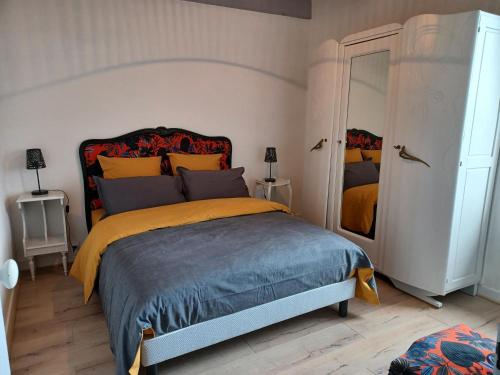 Postel nebo postele na pokoji v ubytování Gîte du LERRE Meublé de Tourisme 3 Etoiles