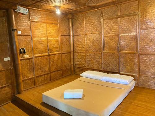 una camera con materasso in una stanza con parete di Hijo Resorts Davao a Tagum