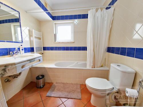 a bathroom with a tub and a toilet and a sink at Tavira Cocooning T1 by YHA in Tavira