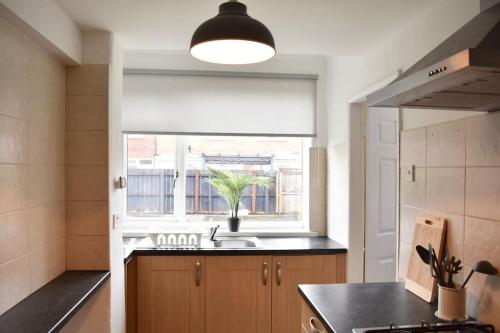 Kuchyň nebo kuchyňský kout v ubytování Large Comfortable Home - Newcastle