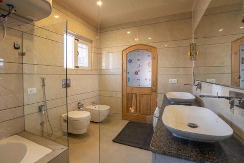 bagno con 2 servizi igienici, lavandino e doccia di Stay Vista at Ivy Manor a Srinagar