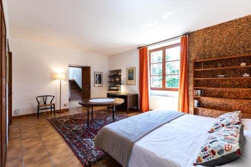 une chambre avec un lit et une table dans une pièce dans l'établissement Villa pleine nature proche plages - 7 chambres, à Saint-Martin-de-Seignanx