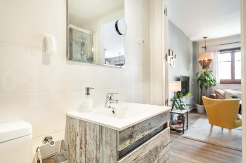 Spacious apartment next to Plaza de la Merced by REMS