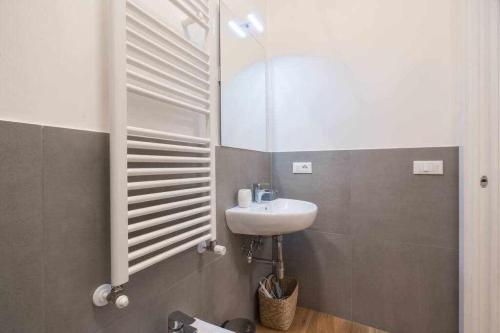 y baño con lavabo y espejo. en VIVALDI Elegant Apartment In Piazza santa Croce, en Florencia