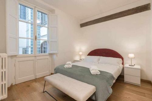 Un dormitorio blanco con una cama grande y una ventana en VIVALDI Elegant Apartment In Piazza santa Croce, en Florencia