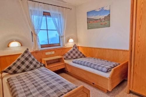 - une chambre avec 2 lits et une fenêtre dans l'établissement Freizeit- und Erlebnishof Schötz, à Elisabethszell