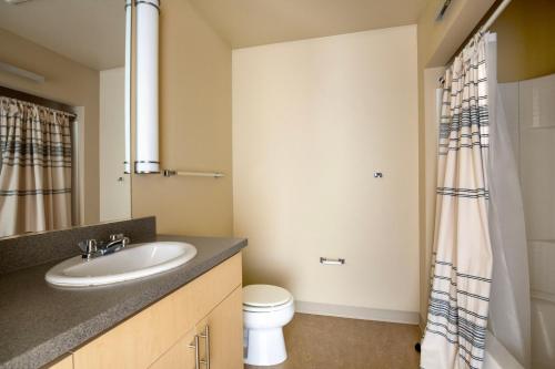 y baño con lavabo y aseo. en Queen Anne 1br w gym wd lounge roof deck SEA-573 en Seattle