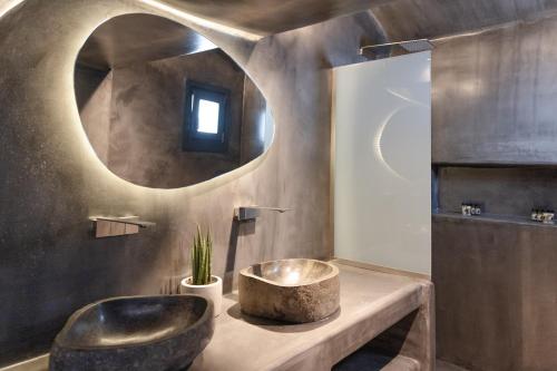 ein Badezimmer mit einem großen Waschbecken und einem Spiegel in der Unterkunft Callista Villa in Oia