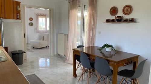 アフィトスにあるAmazing Sea View Loft, Afytosのテーブルと椅子のあるキッチンとダイニングルーム
