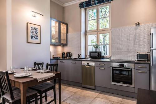 een keuken met een tafel en een eetkamer bij Rent like home - Ślusarska 13 in Poznań
