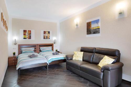 un soggiorno con 2 letti e un divano di Casa Maria a Playa Blanca