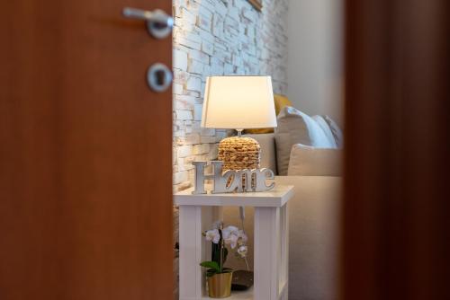 una mesa con una lámpara junto a una cama en Villa Tonina, en Trogir