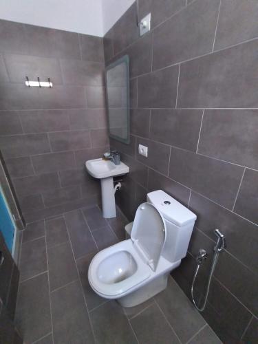 a bathroom with a toilet and a sink at ARTEMISA APARTMENTS in Vlorë