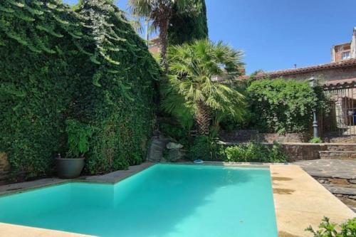 una piscina en el patio de una casa en Casa rural con piscina privada, en Casar de Palomero