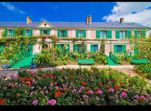 ein großes Haus mit Garten davor in der Unterkunft Logement convivial, charmant et spacieux in Saint-Marcel