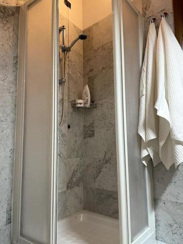 a bathroom with a shower with a glass door at Incantevole appartamento in Moniga