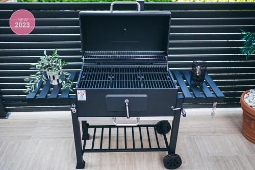 a grill sitting on top of a cart at Adria centar Koćuša in Ljubuški