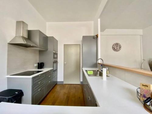 una cucina con lavandino e piano di lavoro di Appartement dans belle résidence Semuroise a Semur-en-Auxois